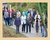 Gespannt schauen die Besucher dem niederbringen des Steines zu